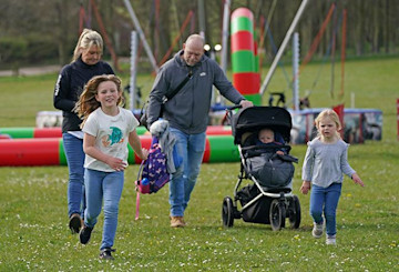 mike tindall out in the park with his kids
