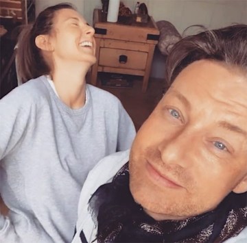 Jools Oliver riendo en el fondo de la foto de Jamie Oliver