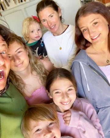 Jamie y Jools Oliver con sus cinco hijos