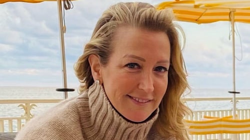 Lara Spencer poses with her lookalike sisters for family photo during time away from GMA