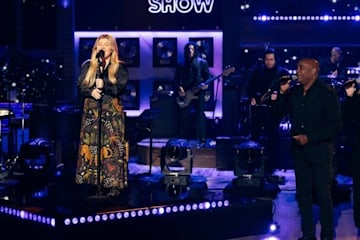 Kelly Clarkson singing on her show