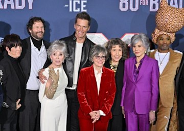 tom brady en la alfombra roja a los 80 para brady 