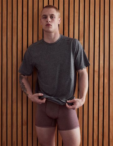 Tom Brady shocks with very revealing beach snap you weren't expecting