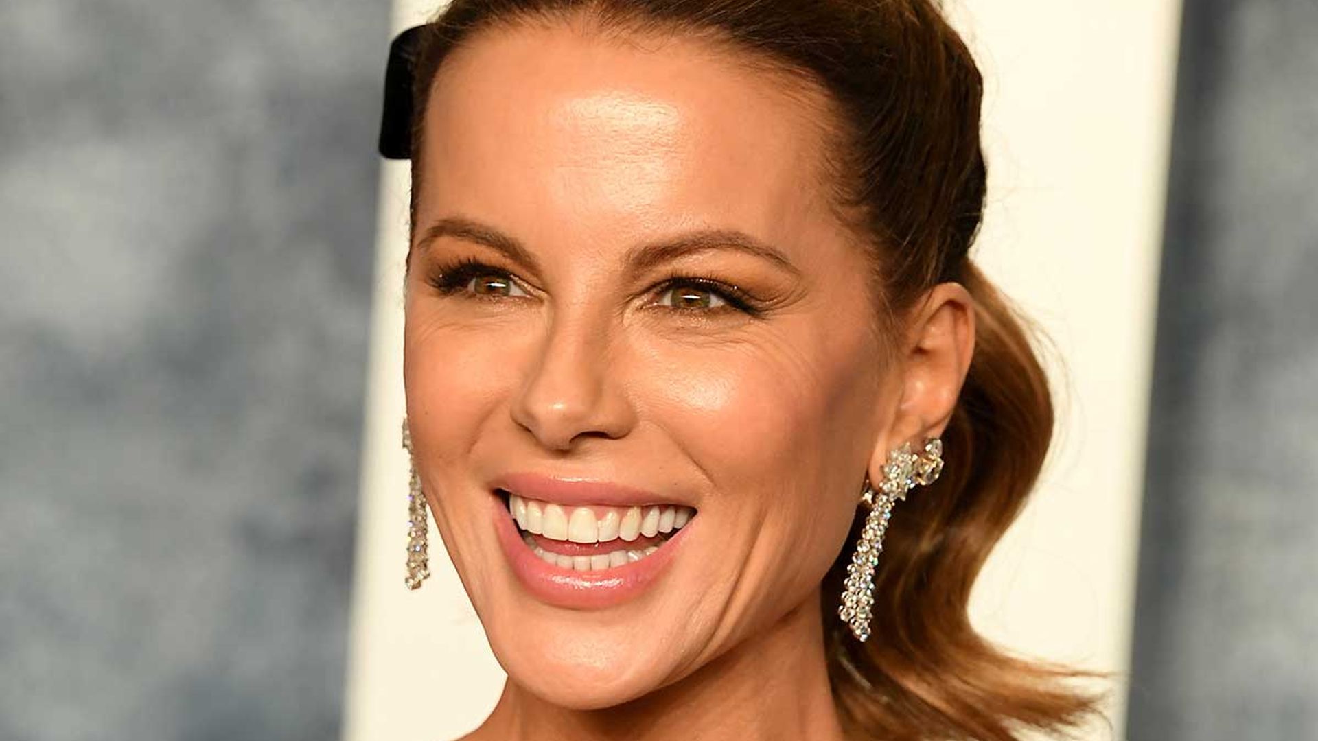 Kate Beckinsale poses alongside lookalike mom for tearjerking tribute – see pictures