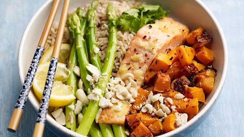 Want a low-calorie recipe that keeps you full? Try this healthy salmon and asparagus rice bowl