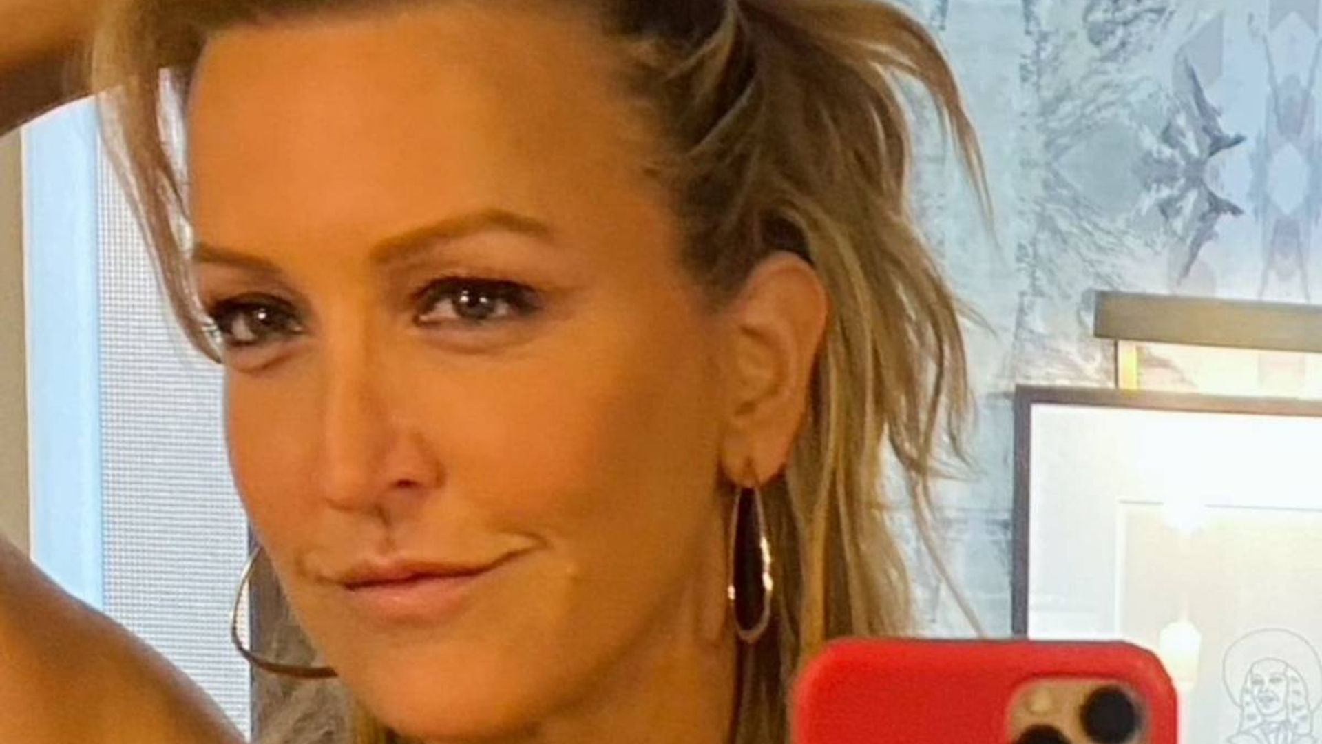 GMA's Lara Spencer shares unbelievable poolside selfie and fans are in