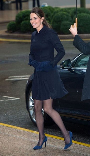 Kate shows off toned legs in short skirt | HELLO!