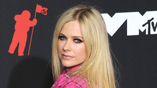 Avril Lavigne shows off her abs in crop top and jeans ahead of special celebration