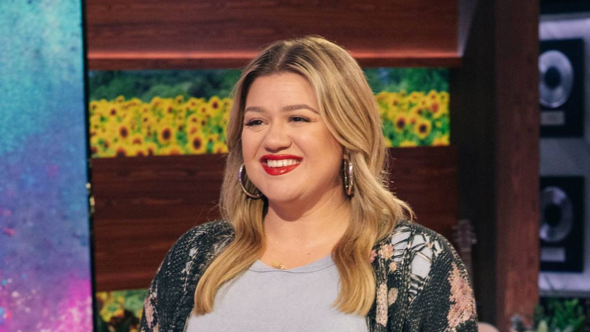 Kelly Clarkson steals the show in form-fitting silk dress during epic performance