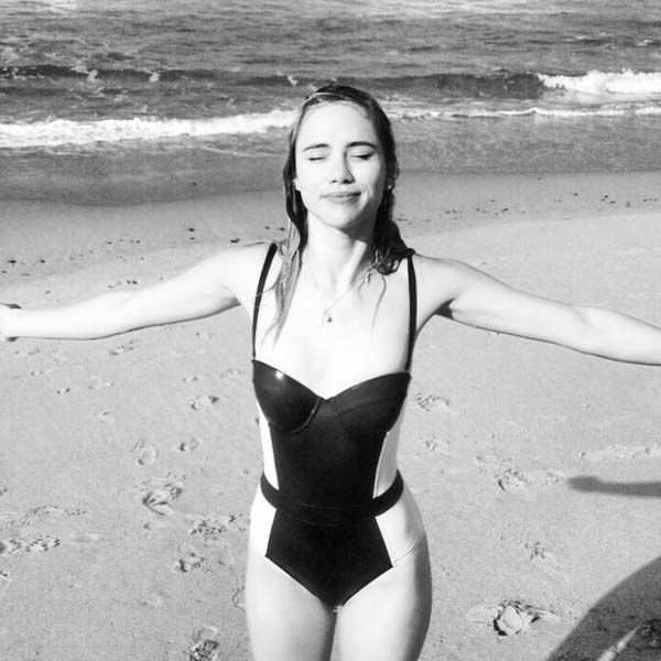 Detailed Suki Waterhouse Styles A Bodysuit With Sunglasses In Bathtub Photo Wallpaper for Mobile Detailed Suki Waterhouse Styles A Bodysuit With Sunglasses In Bathtub Photo Wallpaper for Mobile