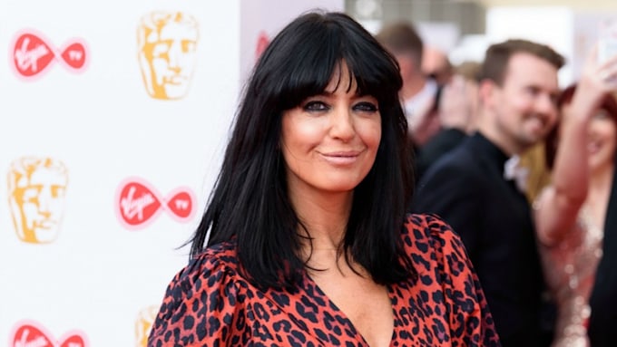 Claudia Winkleman divides opinion on Strictly in her green glow-in-the ...