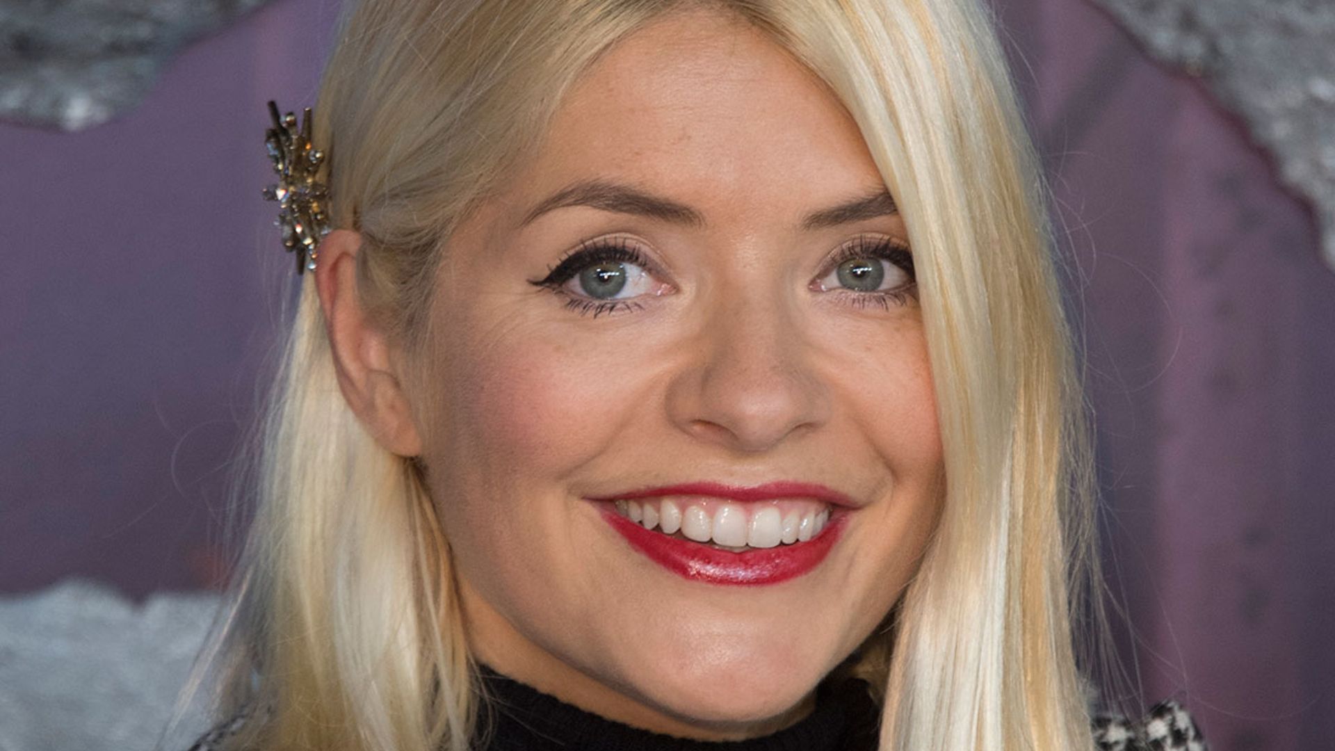 Holly Willoughby rocks a festive green Marks & Spencer jumper in ...