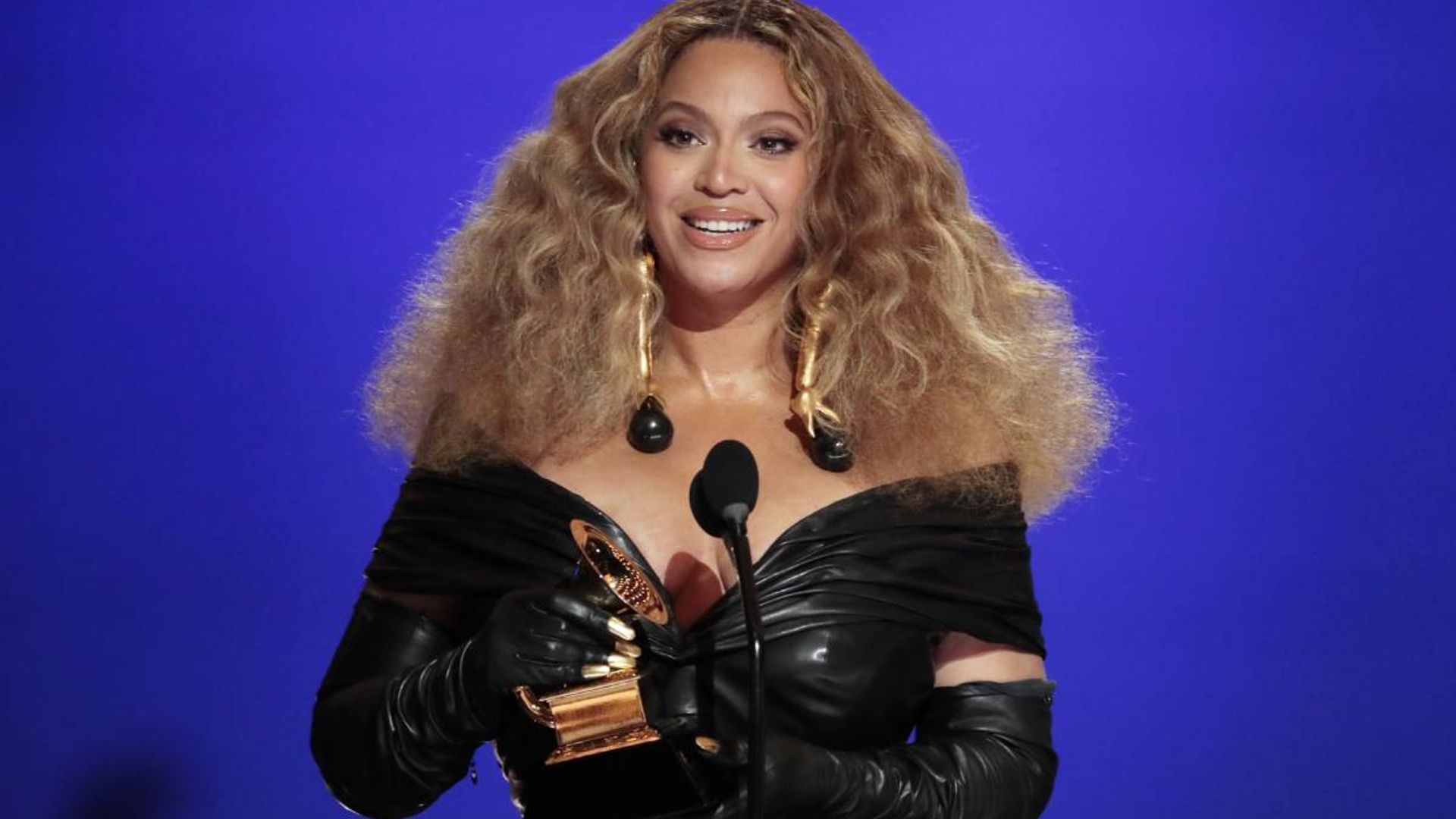 Beyoncé shows off major leg in a showstopping black dress | HELLO!
