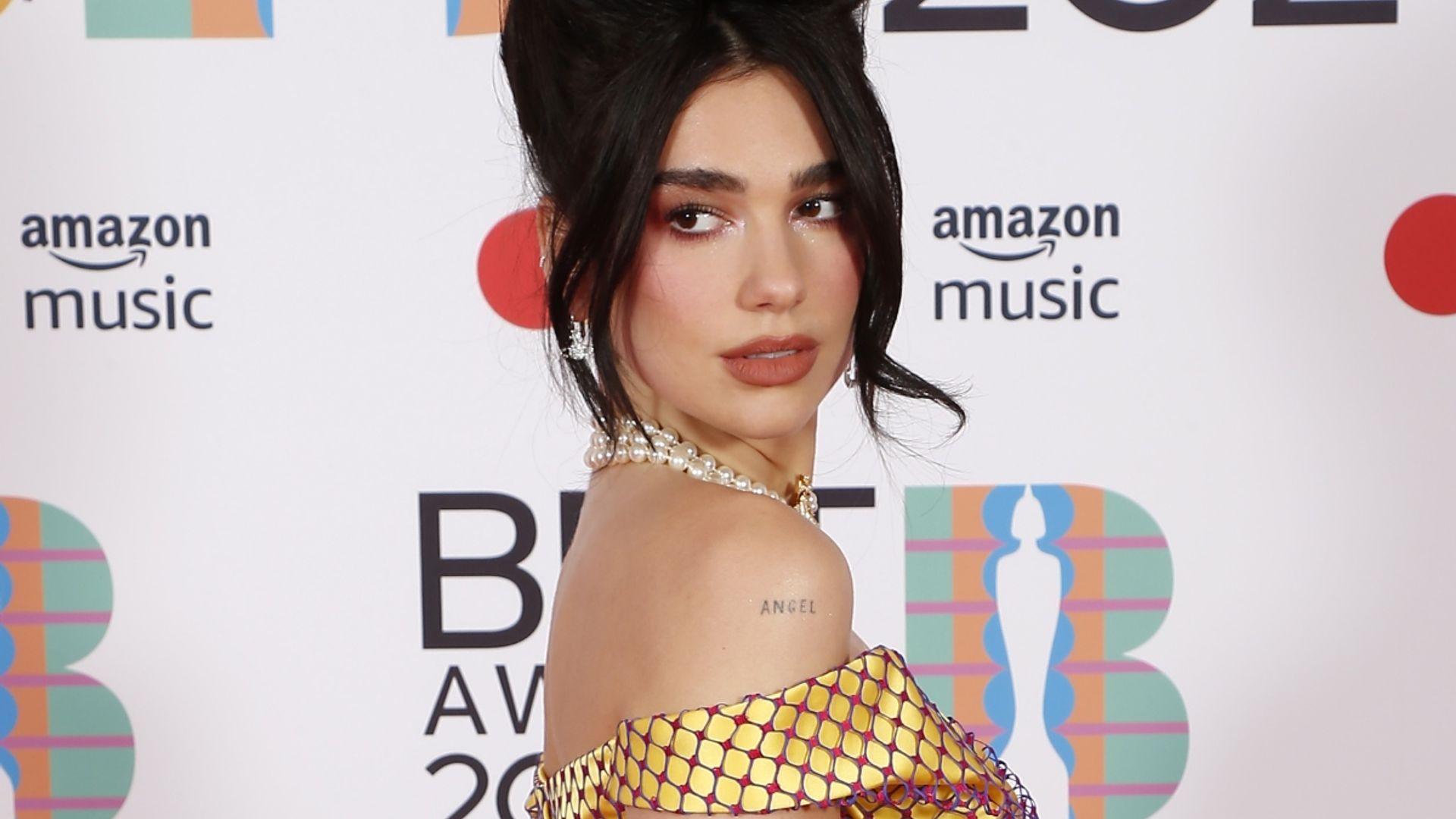 Dua Lipa slays the vacation game in pink wrap top and the wildest jeans ...