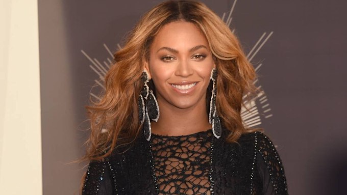 beyonce-black-dress-glam
