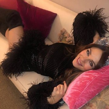 elizabeth-hurley-photoshoot-inside-home