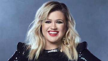 The Voice star Kelly Clarkson stuns in waist-cinching mini dress during ...