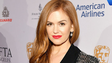 Isla Fisher highlights never-ending legs in low-cut swimsuit in ...