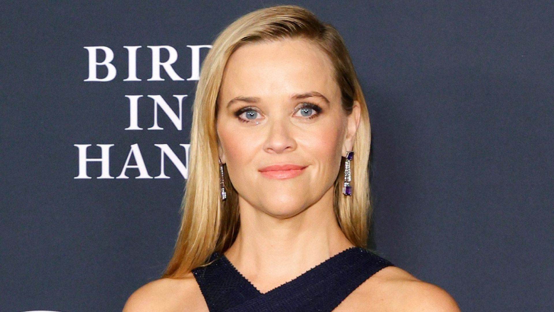 Reese Witherspoon stuns in beautiful form-fitting evening gown as she ...