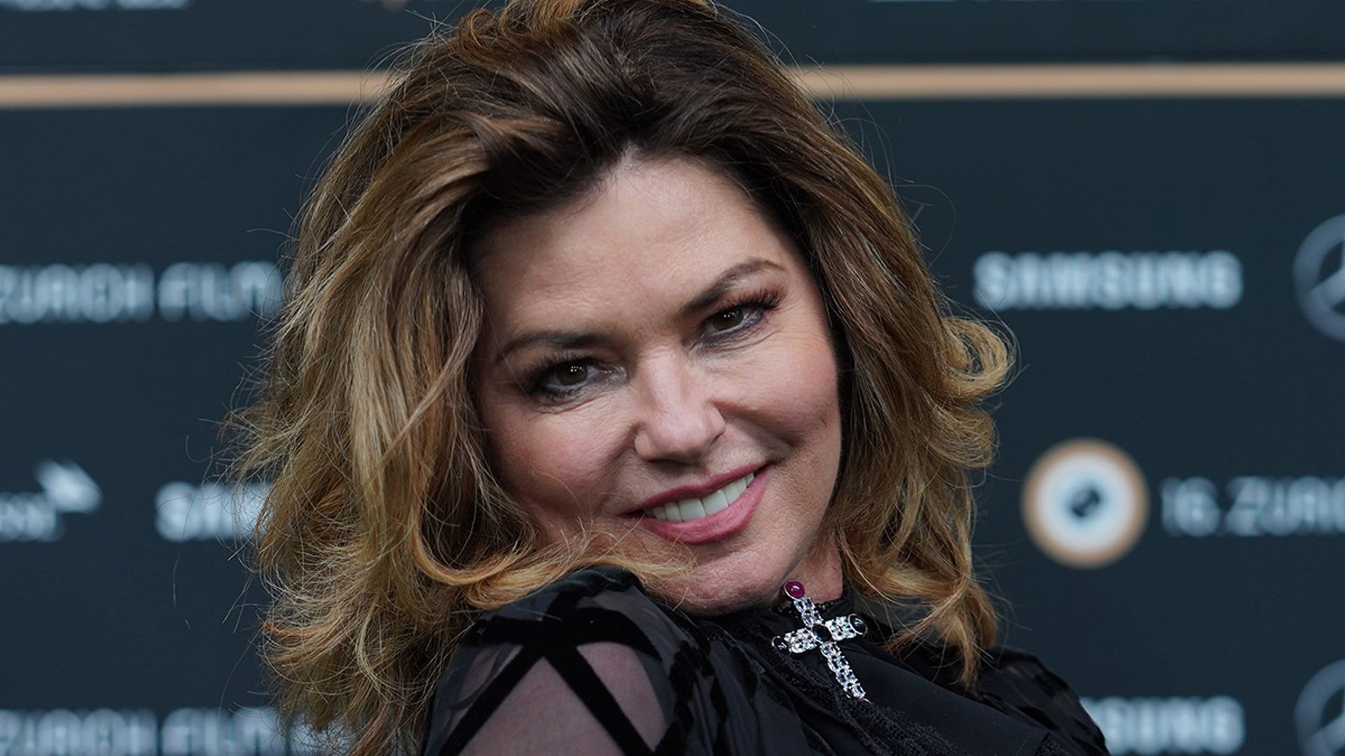 Shania Twain wows in skintight latex for exciting announcement that ...