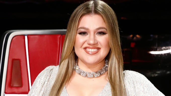 The Voice's Kelly Clarkson stuns in figure-flattering sequined mini ...