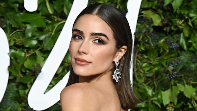 Olivia Culpo dons skin-tight swimsuit for poolside video that sends