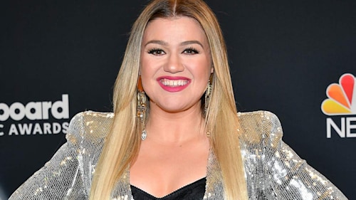 Kelly Clarkson commands attention in unconventional black dress