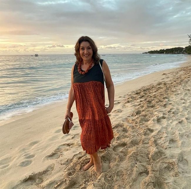 Loose Women's Jane McDonald Stuns In Figure-flattering Dress In Beach ...