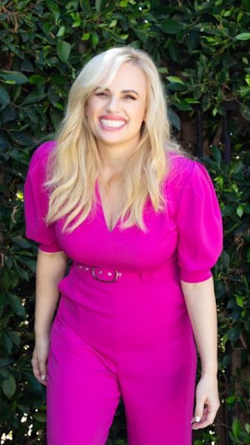 Rebel Wilson has legs for miles as she flaunts curves in bold pink ...
