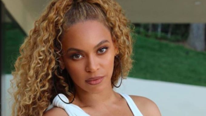 Beyoncé showcases toned bare legs in jaw-dropping mini dress in rare ...