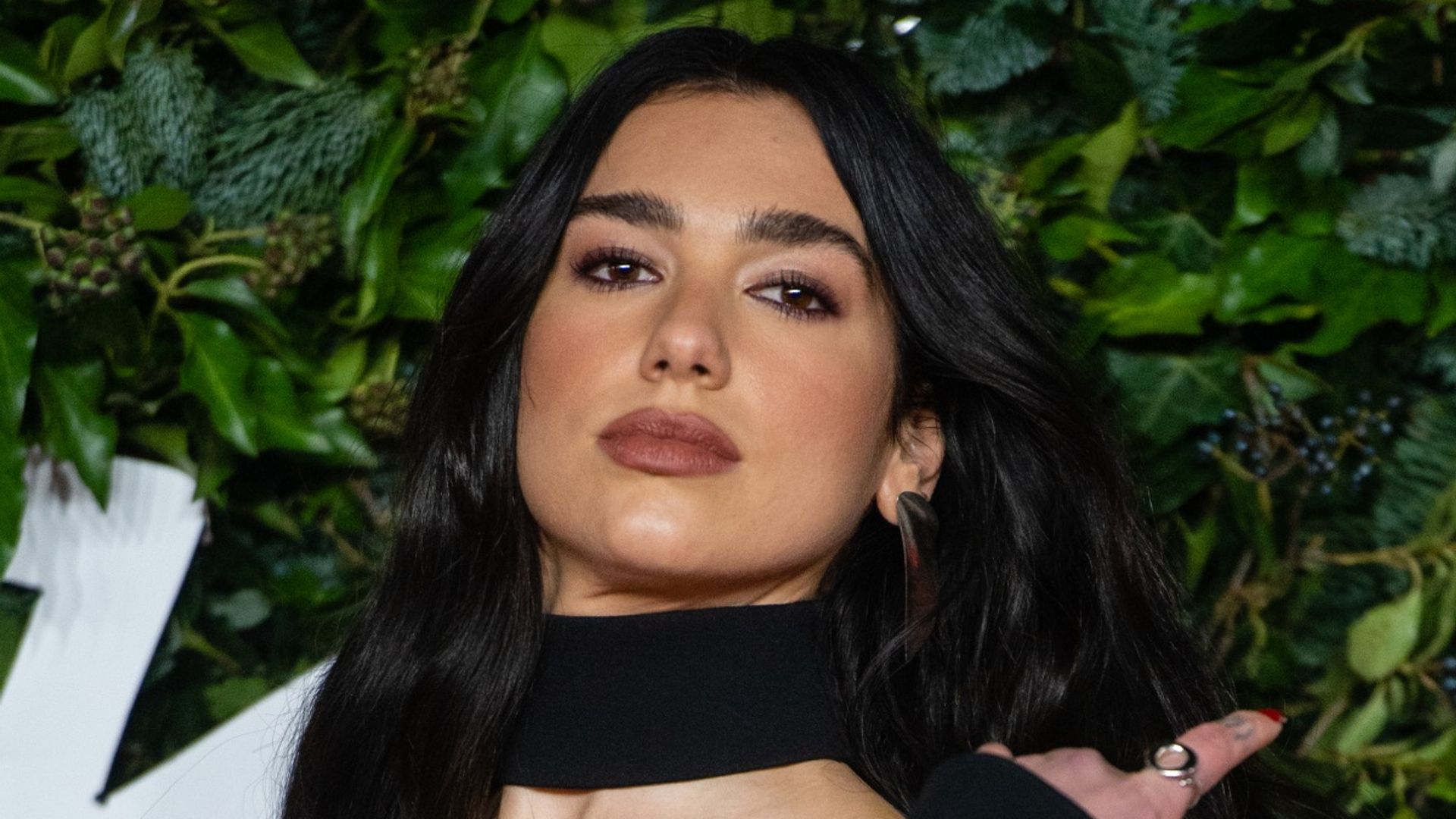 Dua Lipa shows off extremely toned physique in dazzling cut-out ...