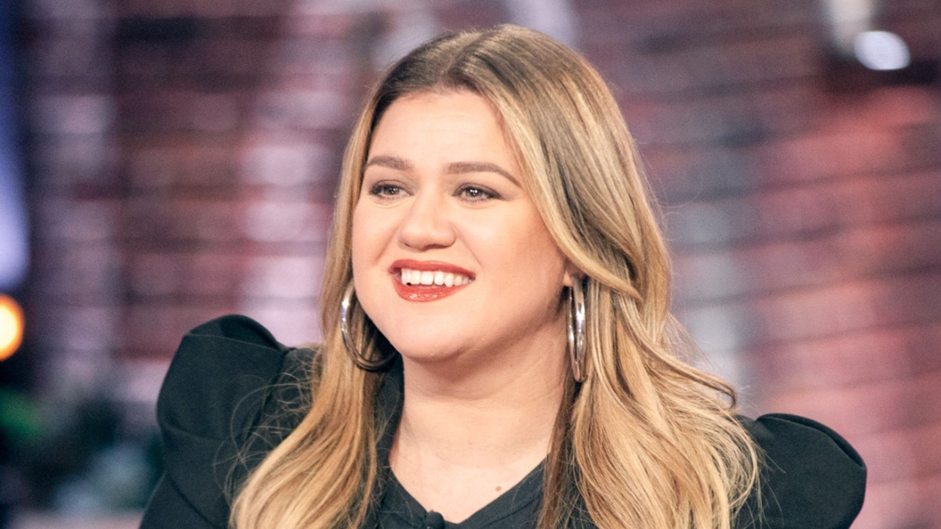 Kelly Clarkson marks heartwarming day as she shows off hourglass figure ...