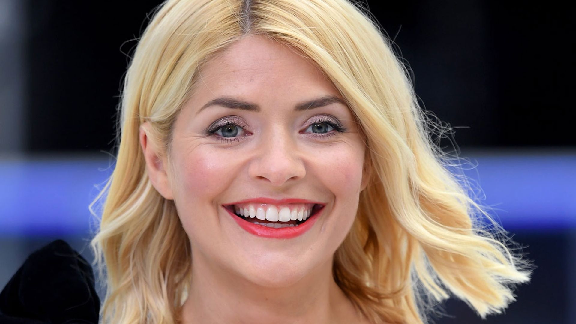 Holly Willoughby Stuns In Show Stopping Dancing On Ice Dress And Wow Hello 