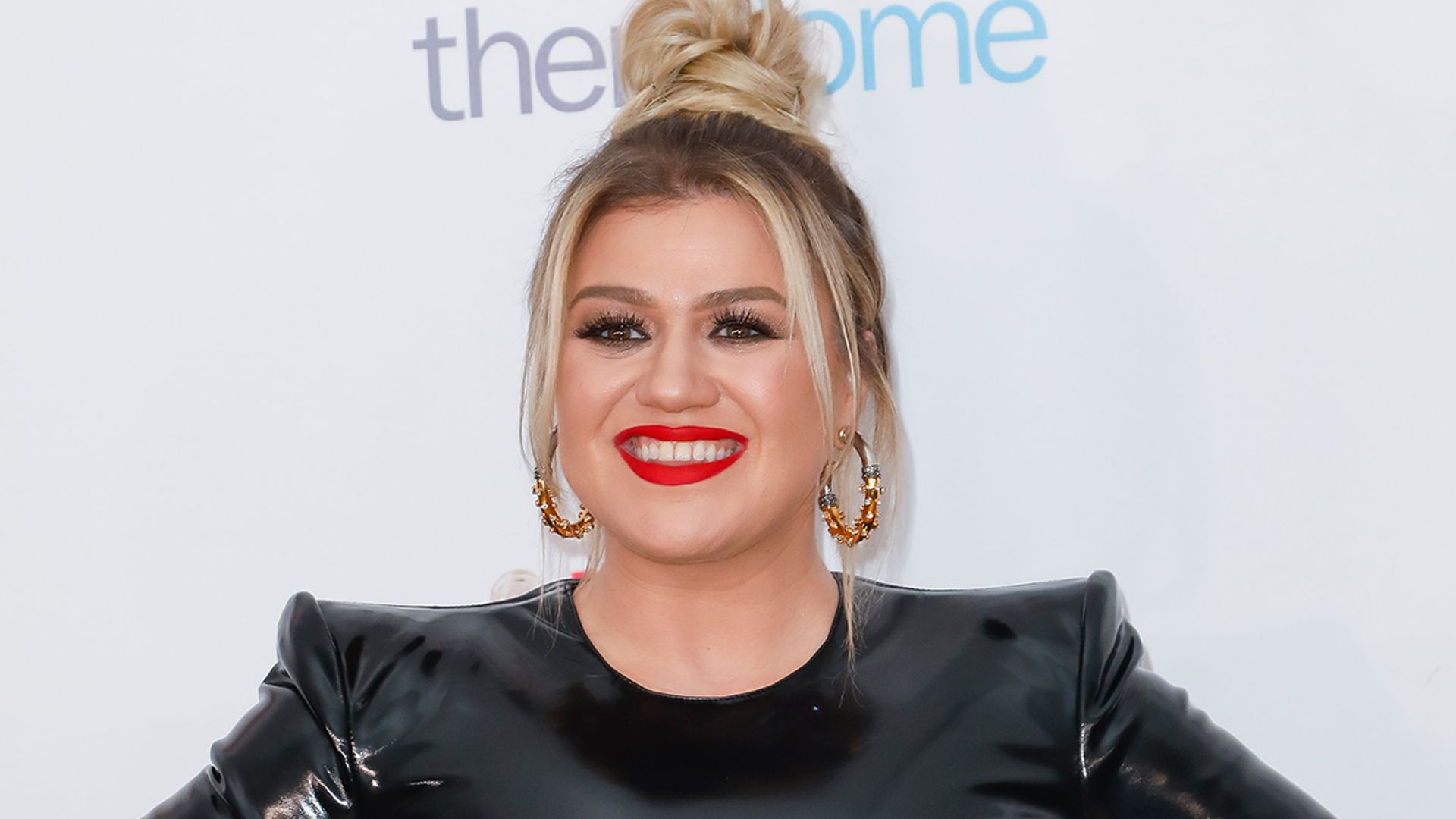 Kelly Clarkson wows in waist-cinching mini-dress as she celebrates ...