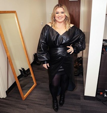 Kelly Clarkson puts toned legs on display in daring figure-hugging ...