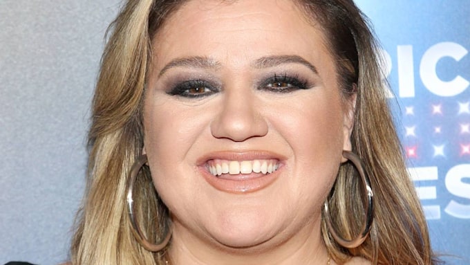 Kelly Clarkson Stuns With Gothic Transformation In Dramatic Zip Up Mini