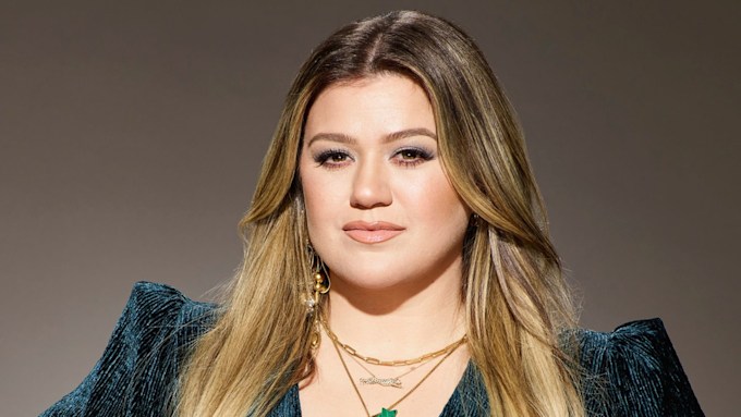 Kelly Clarkson gets fans talking with surprise wardrobe malfunction ...