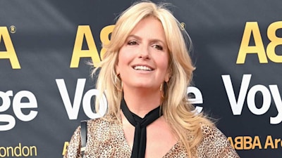 Penny Lancaster is a vision in flirty mini dress for sun-drenched photo
