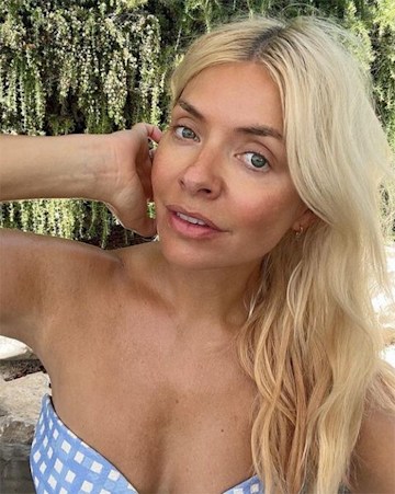 holly-willoughby-plaid-bikini