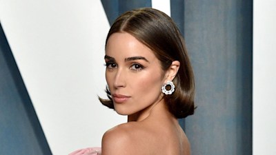 Olivia Culpo gives off bronzed sheen in stunning gold bikini