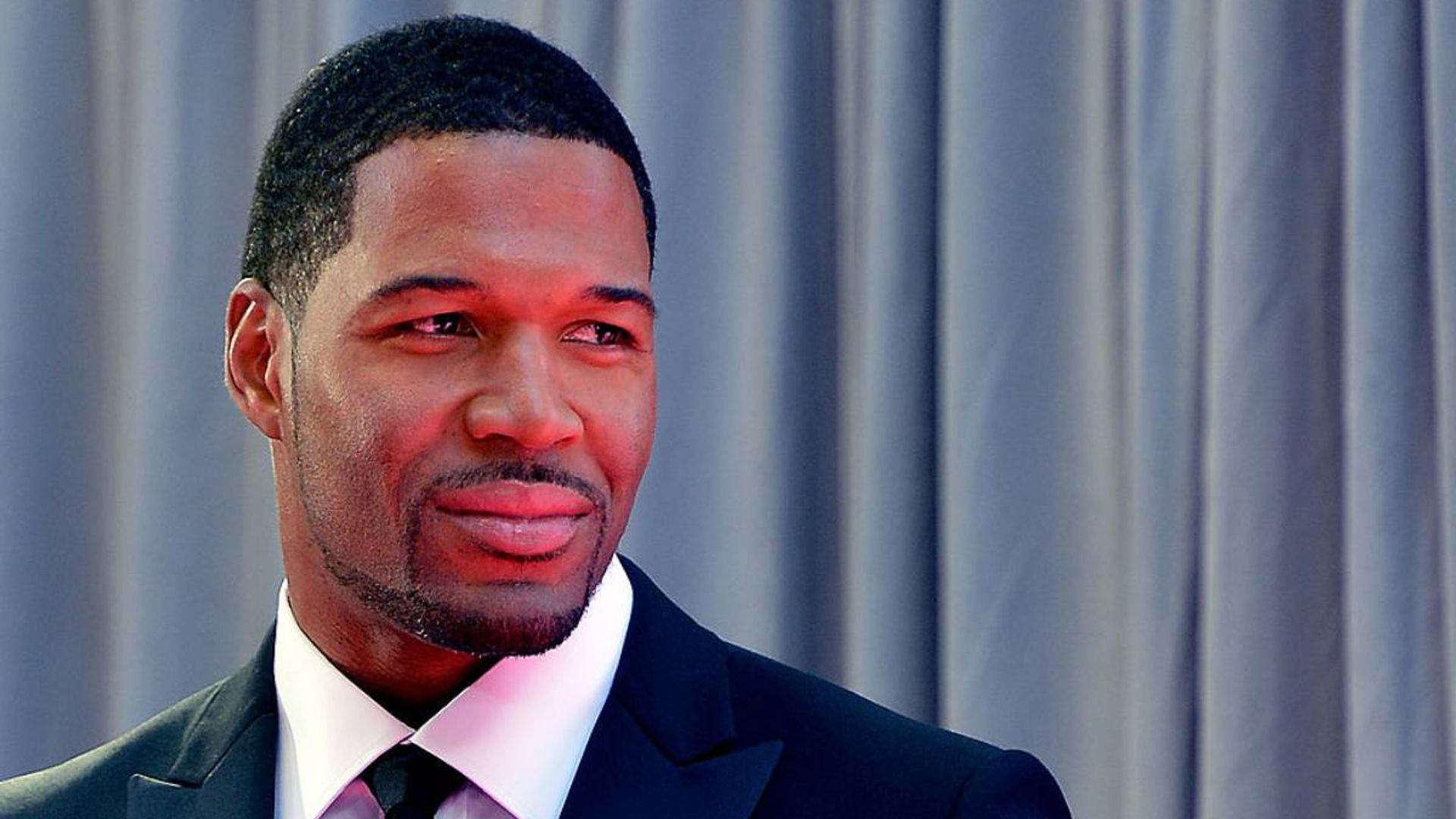 Gmas Michael Strahan Showcases Bold New Look And Fans Cant Get Enough Hello 