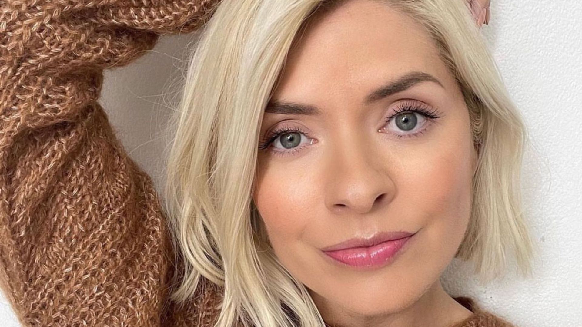 Holly Willoughby Is Back Rocking A £25 Pink Mini Skirt Wow Hello