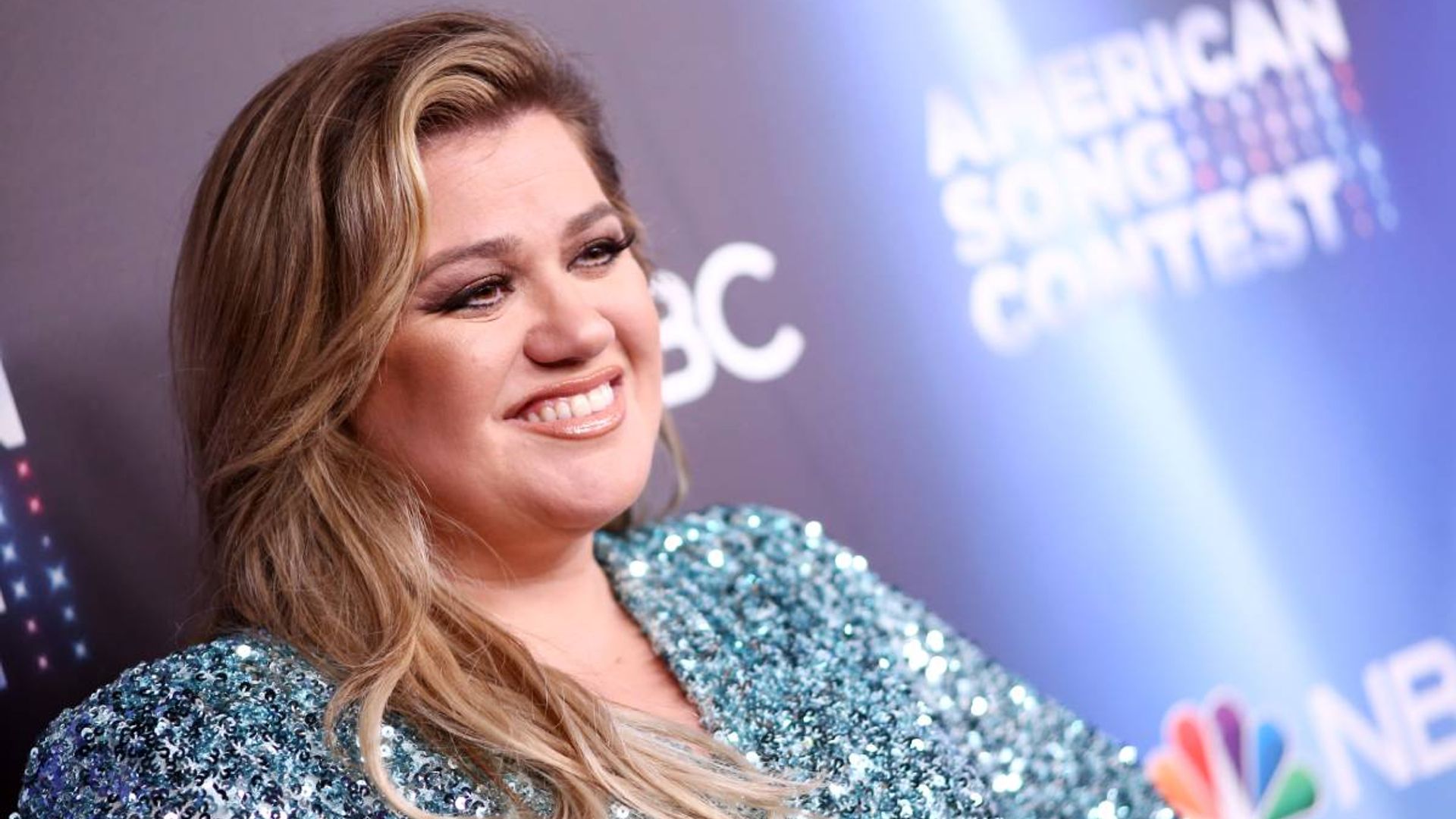 CMA Awards 2022 Kelly Clarkson rocks waistcinching denim look during