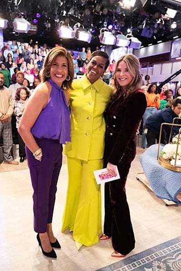 Michelle Obama wows in neon outfit that makes her legs look never ...