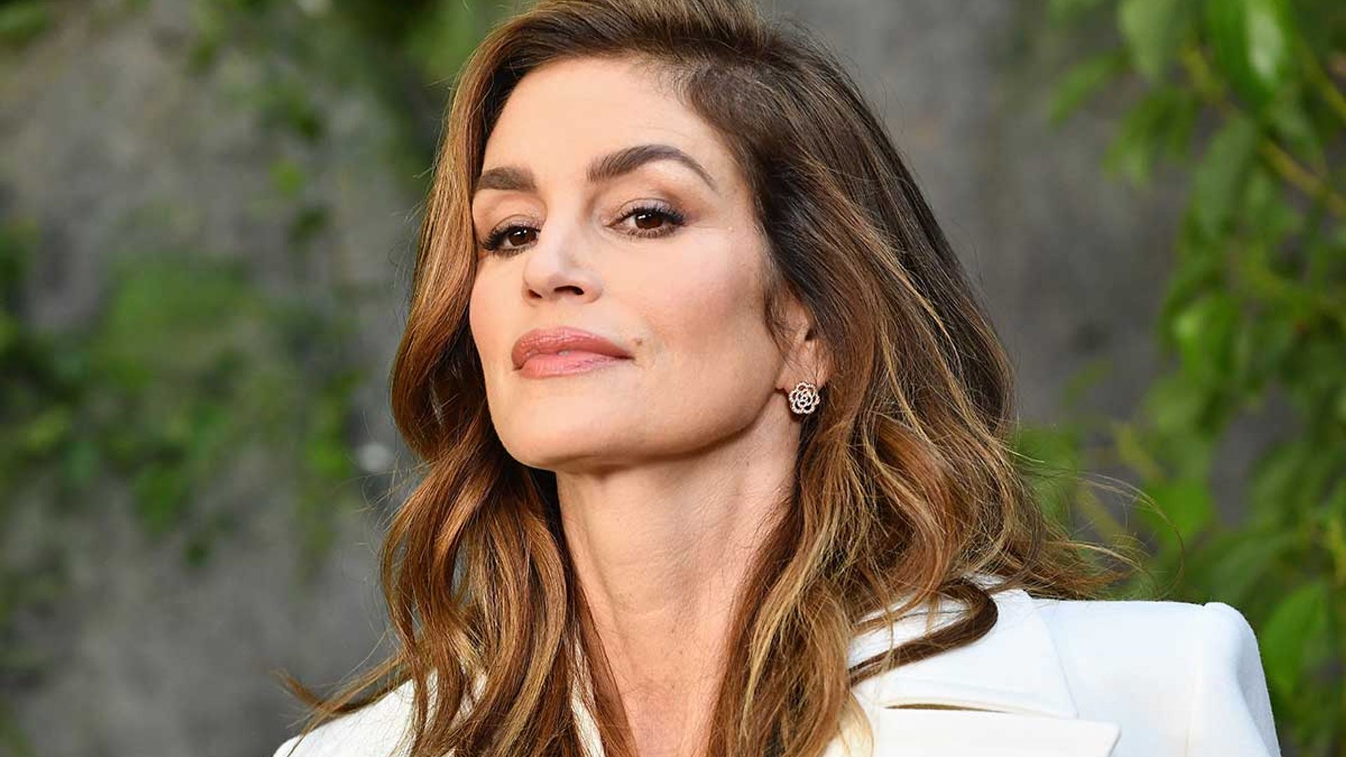 Cindy Crawford looks disco-ready in iridescent party dress