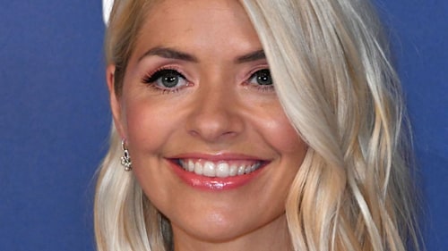 Holly Willoughby shimmies in showstopping sequin skirt - and we're obsessed