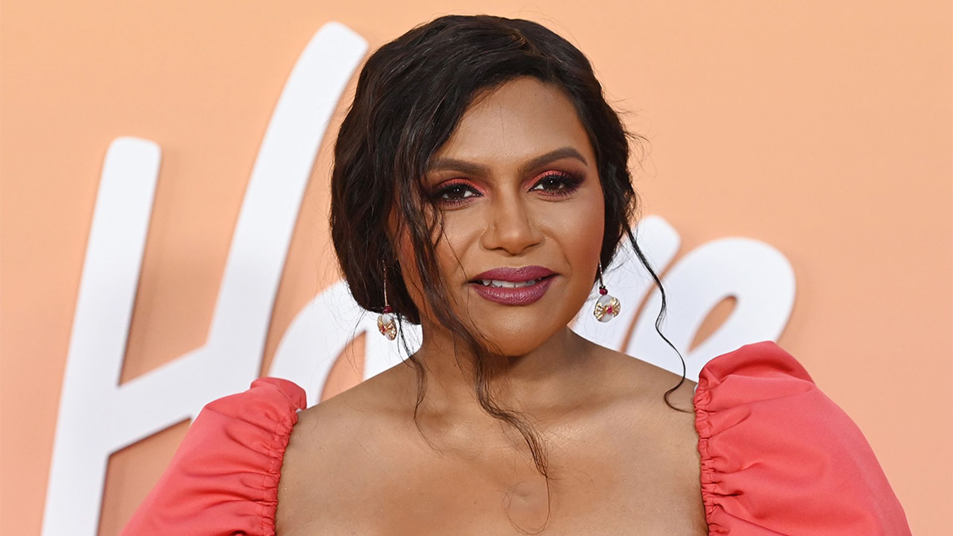 Mindy Kaling Shows Off Incredible Physique In Sultry Strapless Gown