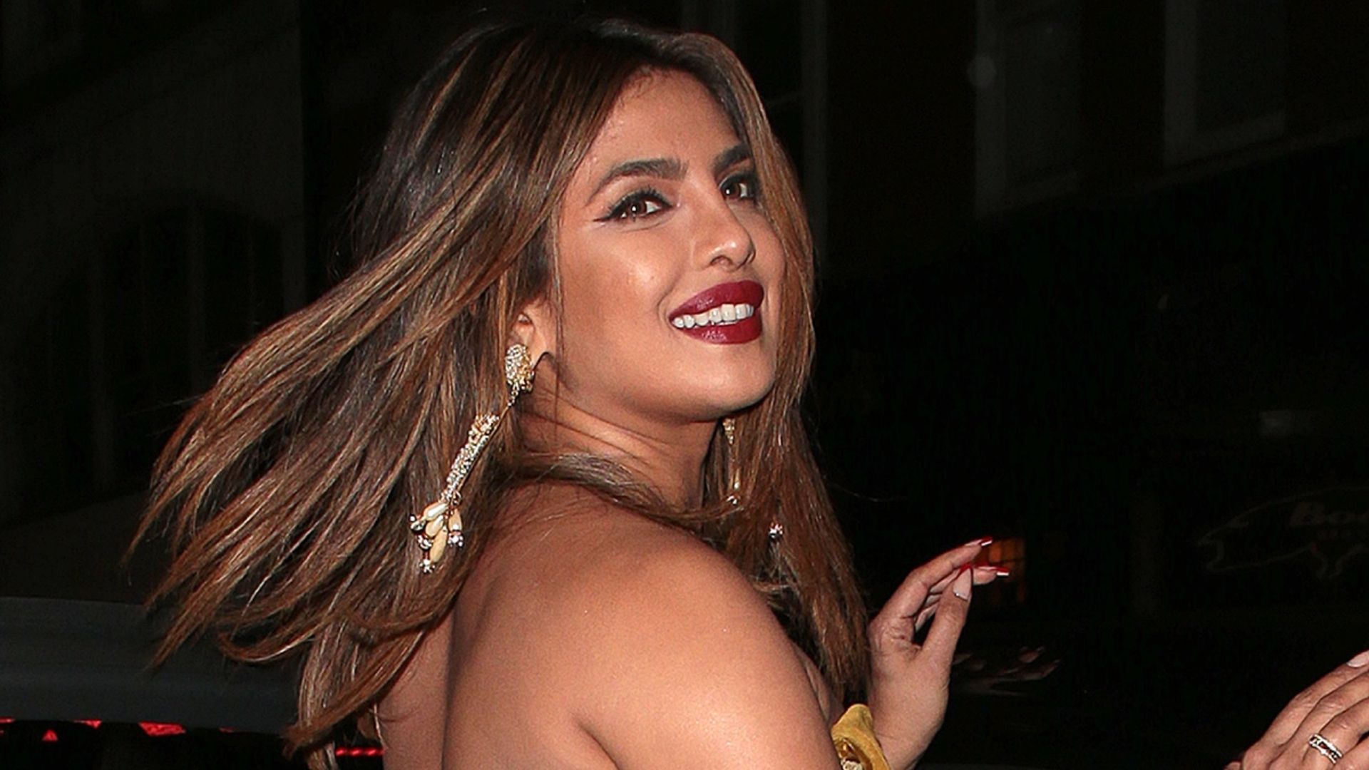 Priyanka Chopra Shows Off Hourglass Figure In Drop Dead Gorgeous Gold Gown Hello 