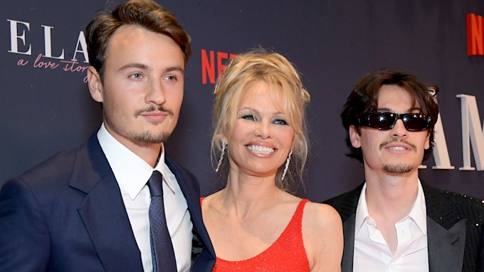 Pamela Anderson is total bombshell at premiere of Netflix documentary ...