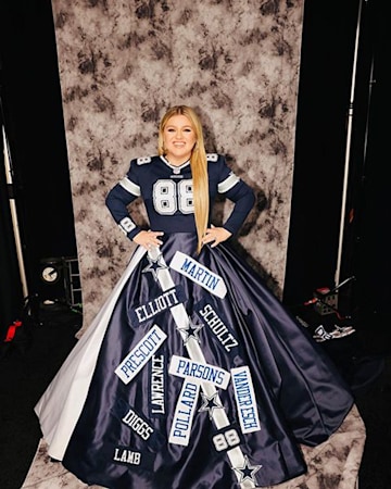 Kelly Clarkson's NFL Honors appearance leaves fans lost for words in
